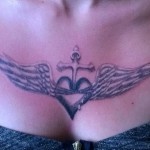 tatouage poitrine coeur ailes ange